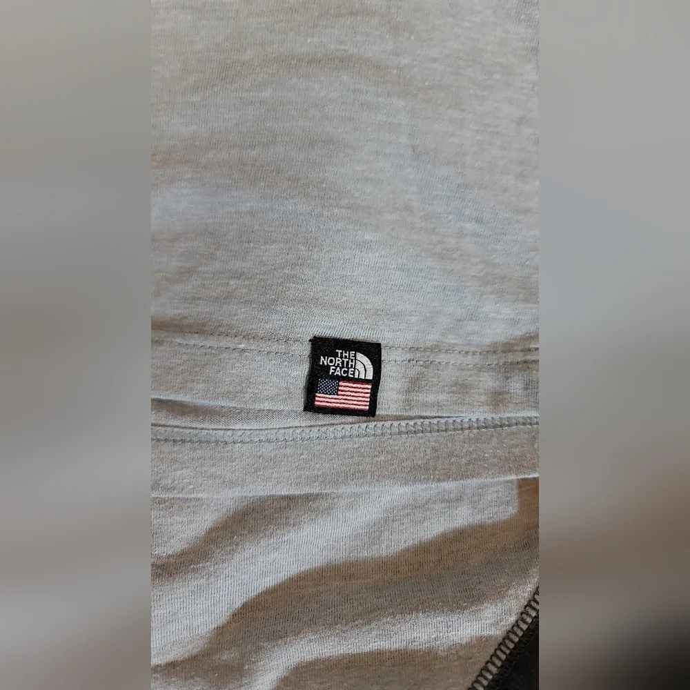 The‎ North Face Men's Light Gray and Charcoal Long Sleeve Tee
